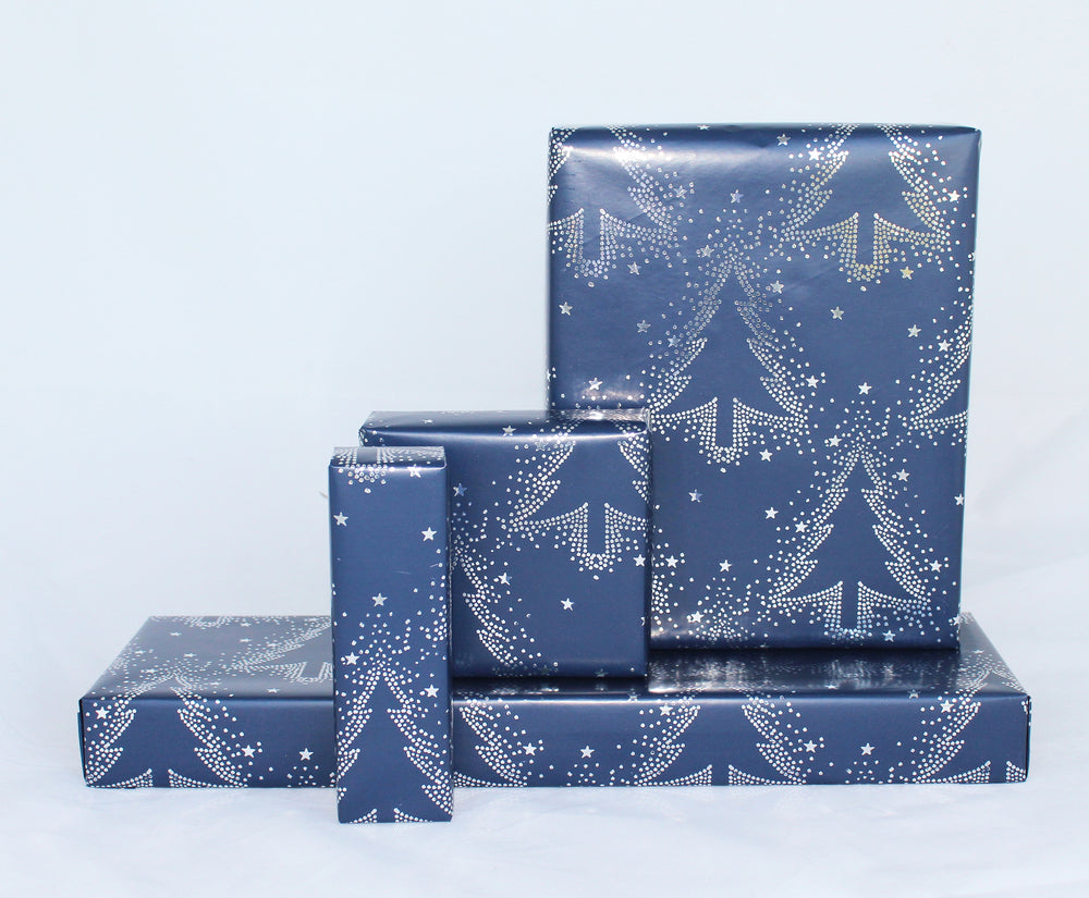 GAVEPAPIR MØRKEBLÅ JULETRÆ SØLV FOIL 1 M X 70 CM