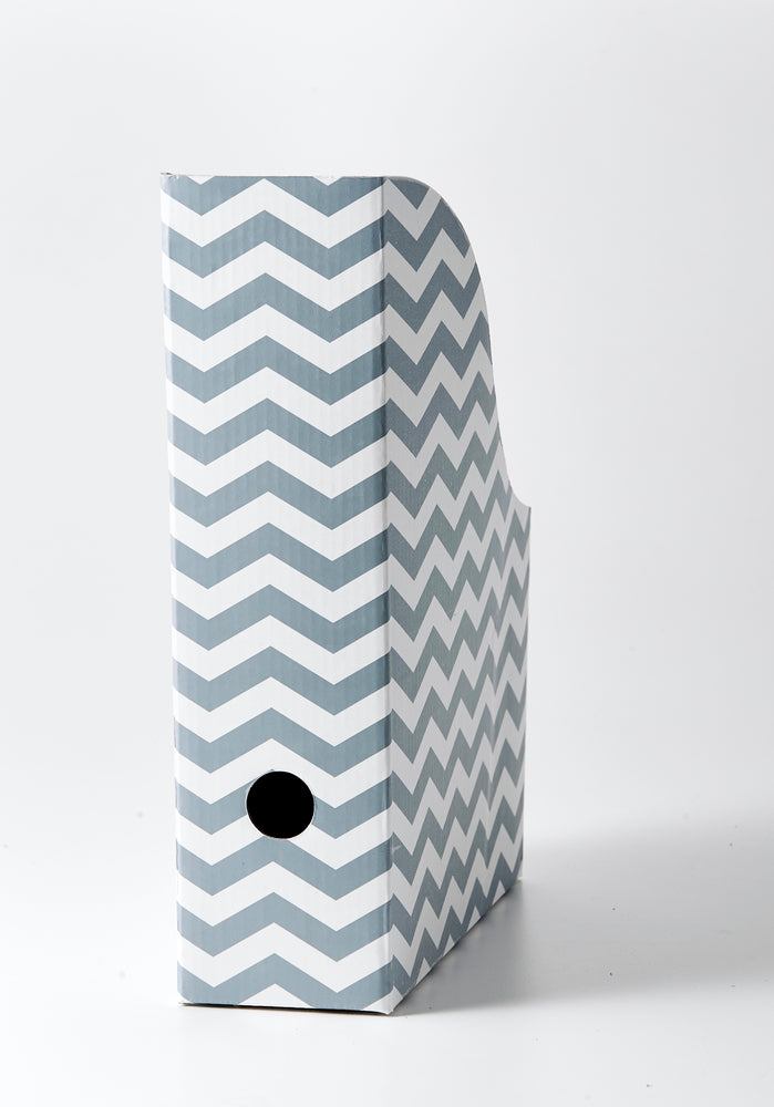 TIDSSKRIFTSKASSETTE KARTON BLÅ ZIGZAG A4