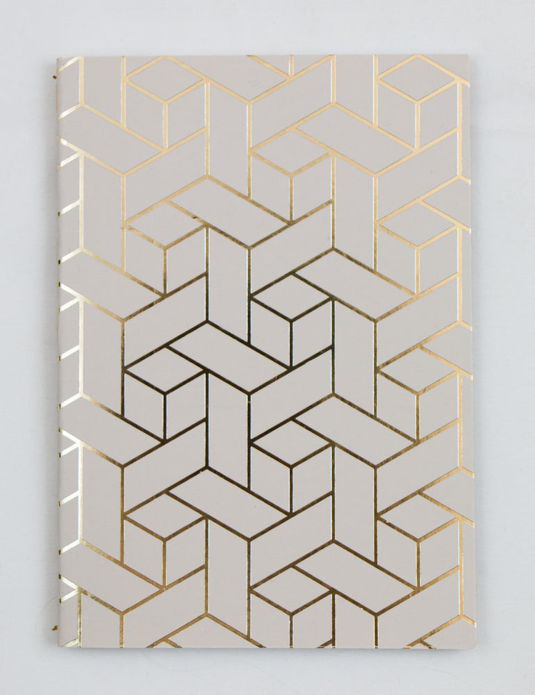 KLADDEHÆFTE A6 LINJERET CREME FOIL TREKANT DIAGONAL