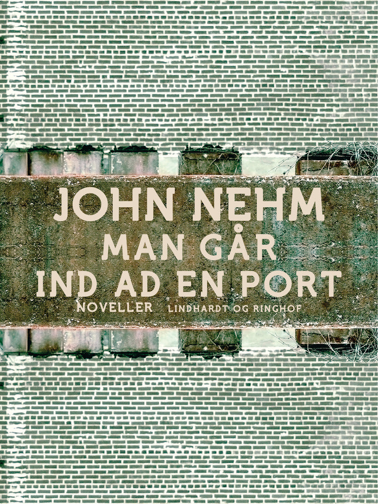 Man går ind ad en port