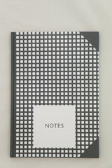Notesbog A4 linjeret ternet grå/hvid