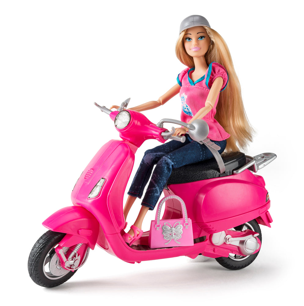 Judith dukke med scooter og tilbehør