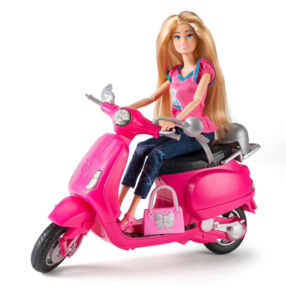 Judith dukke med scooter og tilbehør
