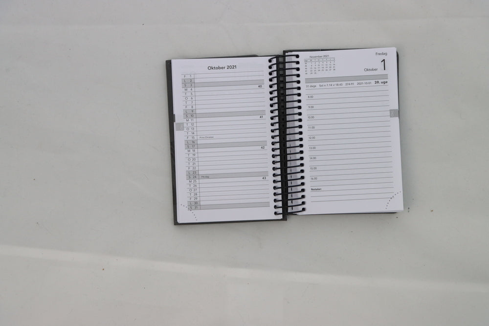 STUDIEKALENDER 2021/22 PU LILLE PRÆG 2 ASS SORT OG GRÅ