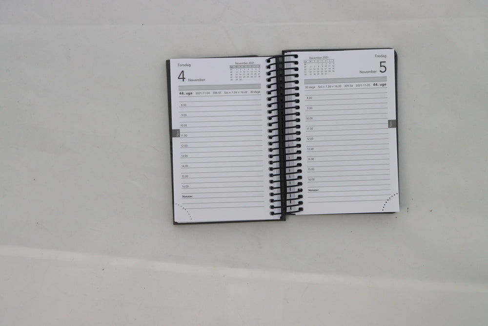 STUDIEKALENDER 2021/22 PU LILLE PRÆG 2 ASS SORT OG GRÅ