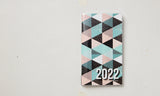Månedskalender 2022 trekanter grøn/beige farver
