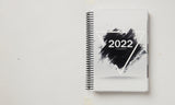 Spiralkalender 2022 classic trekant/splat i sort/grå