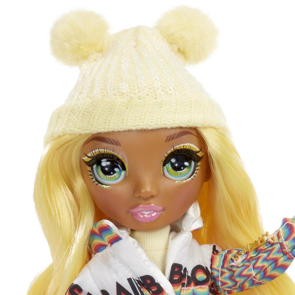Rainbow High Vinterferie Modedukke - Sunny Madison