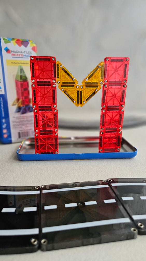 MAGNA-TILES micro MAGS Travel Tin case